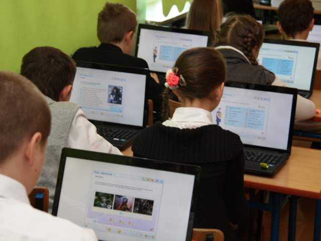 Uczniowie w czasie lekcji polskiego w Cyfrowej Szkole SP3 Zambrów