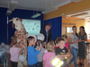 Żyrafa Lokatka odwiedza najmłodszych uczniów naszej szkoły!