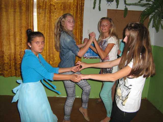 dziewczyny tańczą