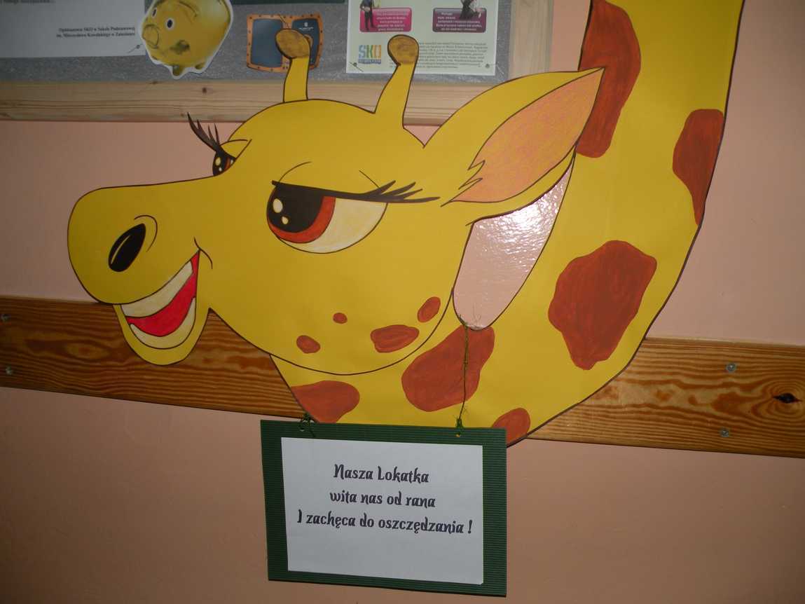 Żyrafa Lokatka rozwesela nasz korytarz, przyciąga uwagę i oczywiście zachęca naszych uczniów do oszczędzania :)