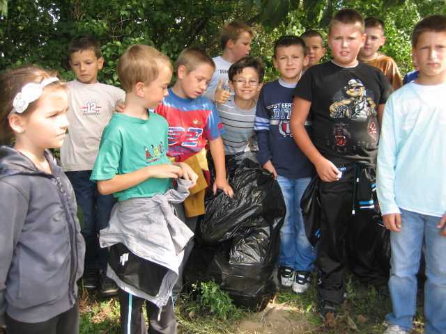 Uczniowie klasy z opiekunem SKO p. Justyną Gramałą sprzątali okolice baszty