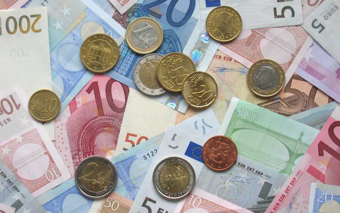 copy_of_banknotyimonetyweuro.jpg