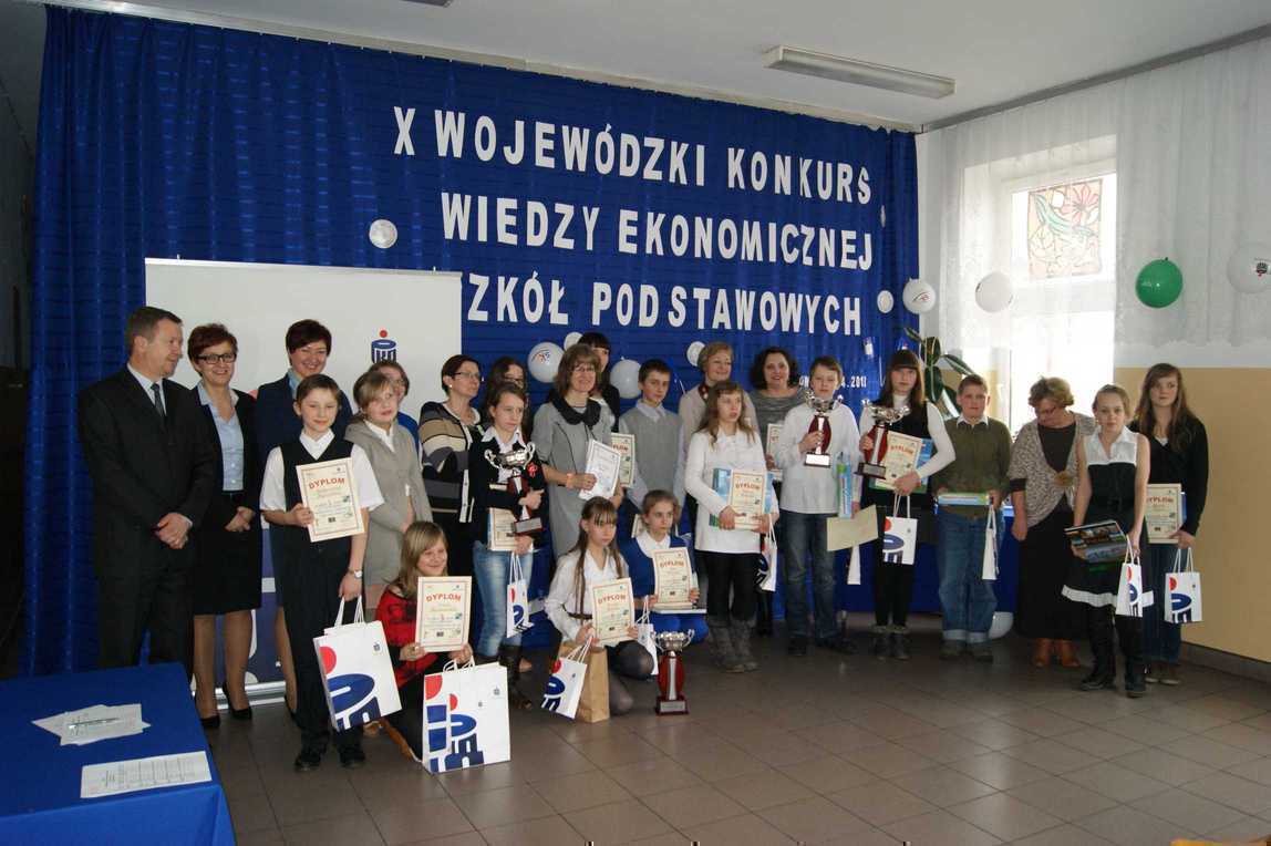 Wspólna pamiątkowa fotka wszystkich uczestników X Wojewódzkiego konkursu wiedzy Ekonomicznej Szkół Podstawowych w Wilkowie:) 