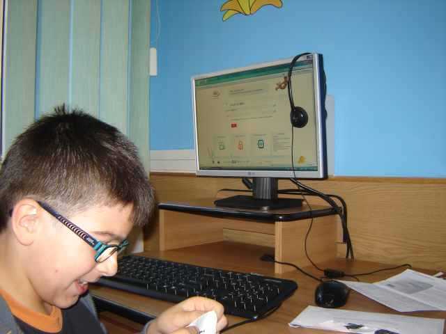 Uczniowie wprowadzają swoje hasła na stronie programu SKO. 